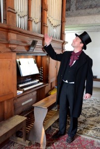 Stolz zeigt Mark Zocher den Besuchern "seine Orgel"